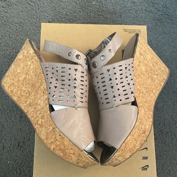 RARE Kenneth Cole wedged sandals with geometric pattern cutouts. Leather. - Picture 14 of 17